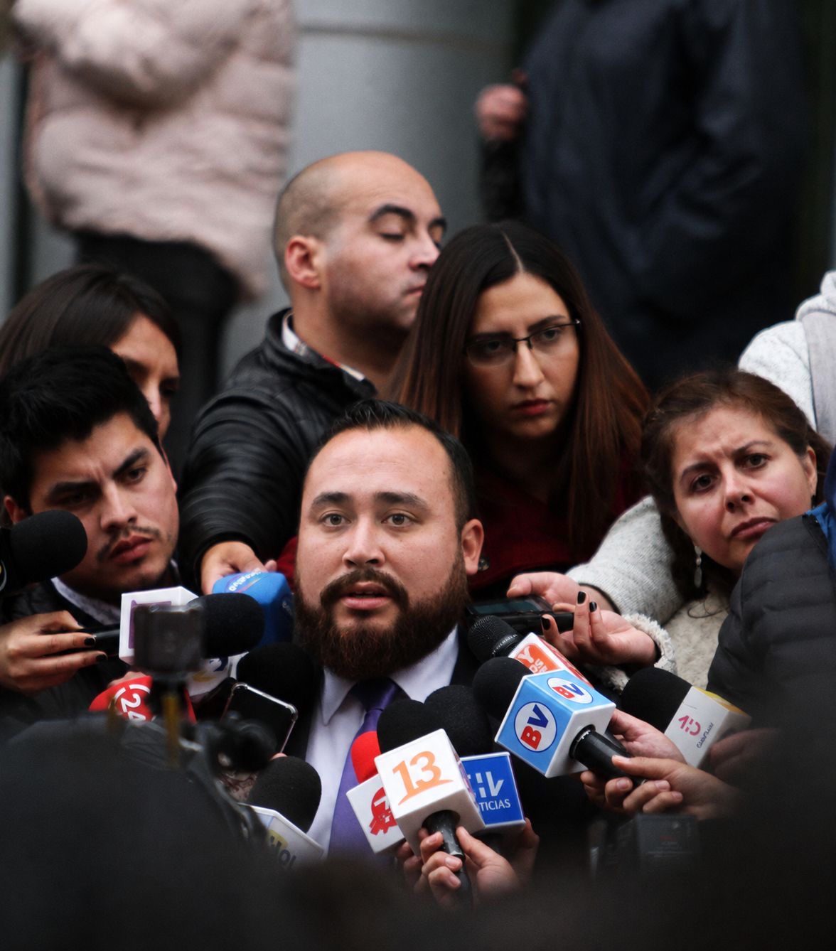 Abogado atendiendo preguntas de medios de comunicación